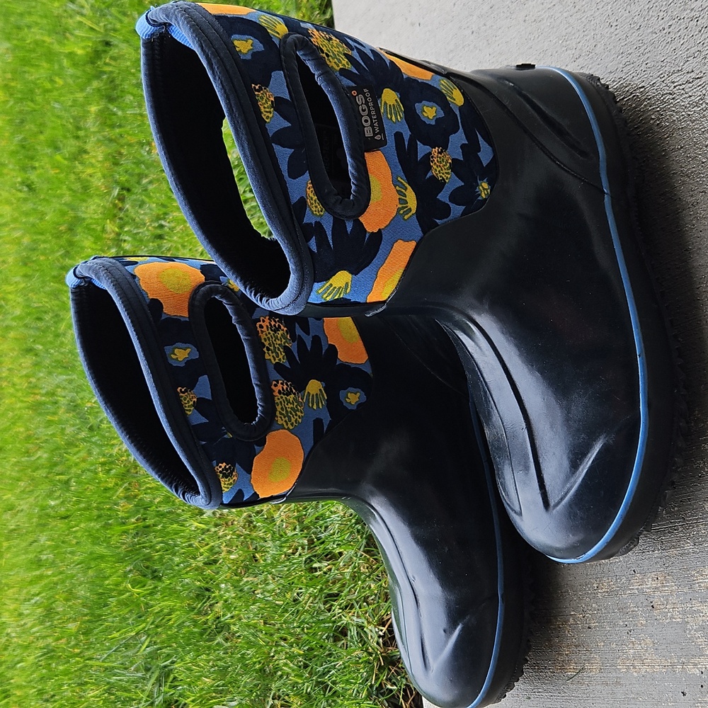 Bogs Boots Navy Blue with Blue and Orange Floral Design | Women Size 6